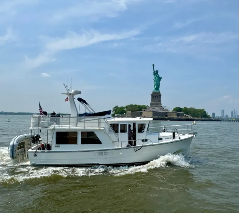 2018 Helmsman 38E - Pelican underway